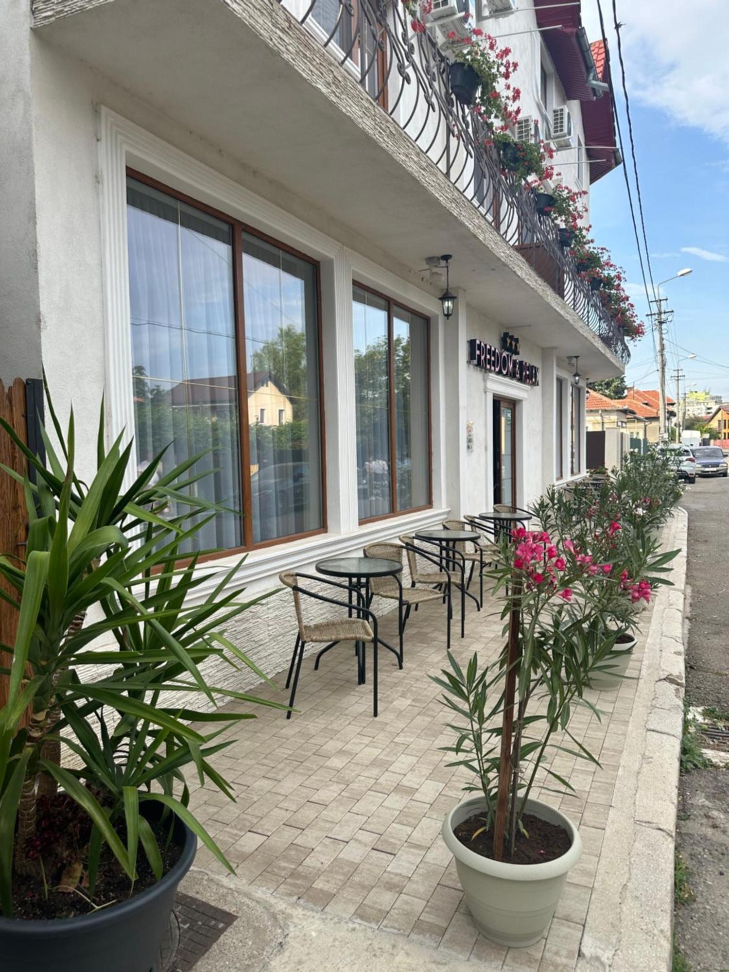 Freedom&Relax Hotel Бузау Екстериор снимка