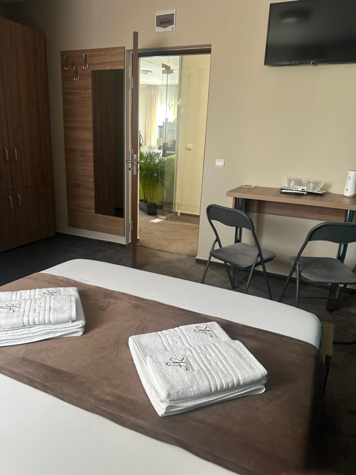 Freedom&Relax Hotel Бузау Екстериор снимка